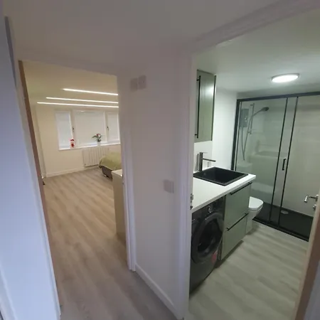 Converted Garage Ensuite * Bristol