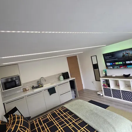 Converted Garage Ensuite * Bristol