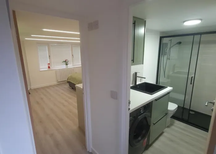 Converted Garage Ensuite * Bristol